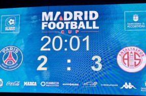 关于巴黎圣日耳曼训练开放日，转会期绝杀压哨引观众欢呼，社区盾在即，年轻球员获得机会的信息-竞技宝app下载